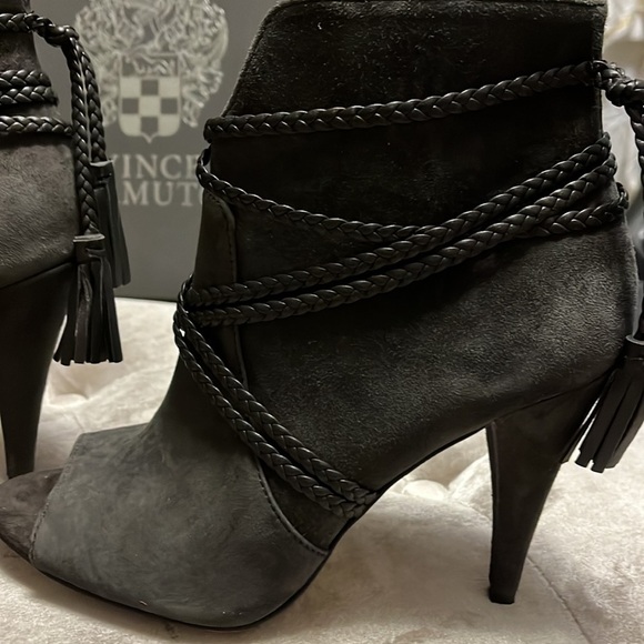Vince Camuto dark gray leather booties with zipper, size 7.5 - Picture 5 of 8